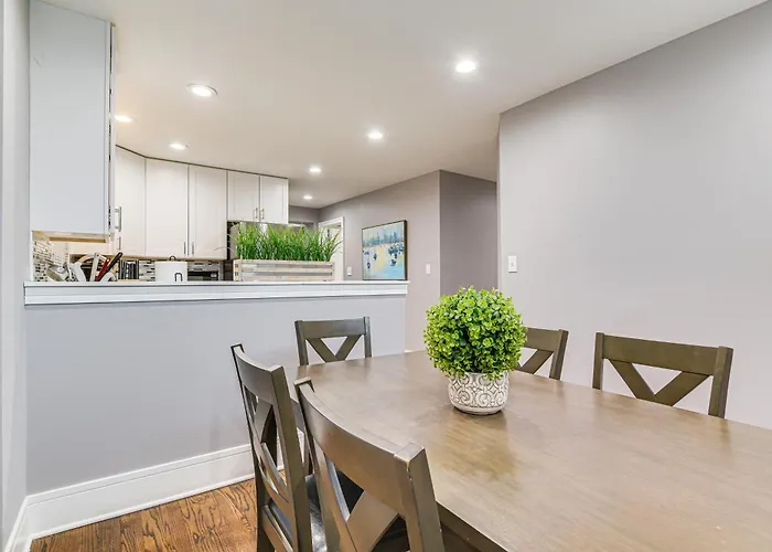 5 Mi To Dtwn: Ukrainian Village Apartment! Chicago