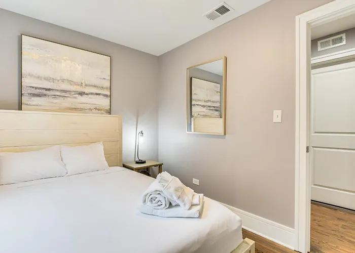Apartment 5 Mi To Dtwn: Ukrainian Village Apartment!