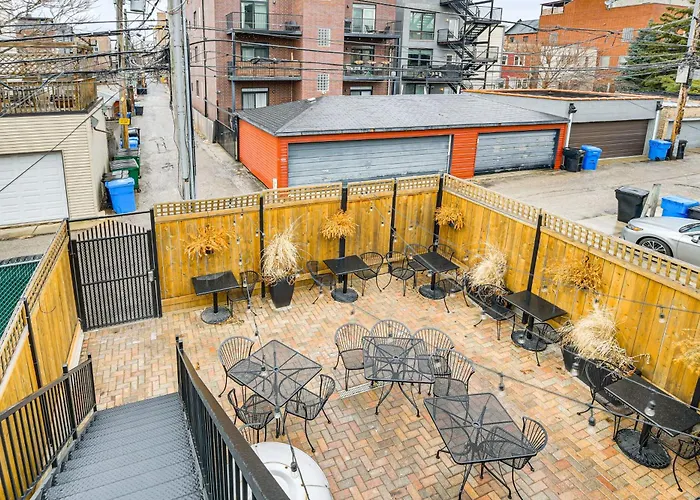 Apartment 5 Mi To Dtwn: Ukrainian Village Apartment!