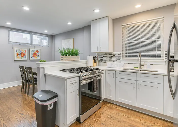 Apartment 5 Mi To Dtwn: Ukrainian Village Apartment!