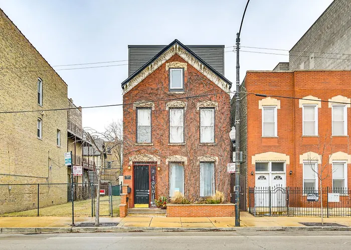5 Mi To Dtwn: Ukrainian Village Apartment! *