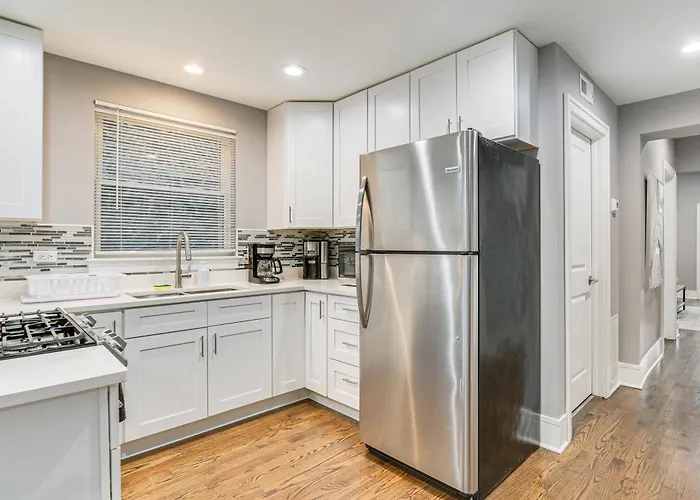 5 Mi To Dtwn: Ukrainian Village Apartment!