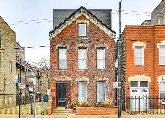 Apartment 5 Mi To Dtwn: Ukrainian Village Apartment!